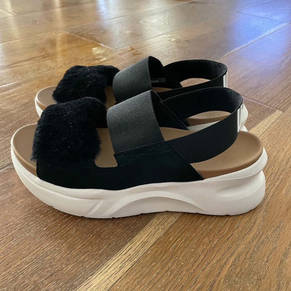 UGG Sandals! 🖤